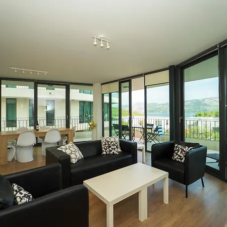 White Cloud Apartment *